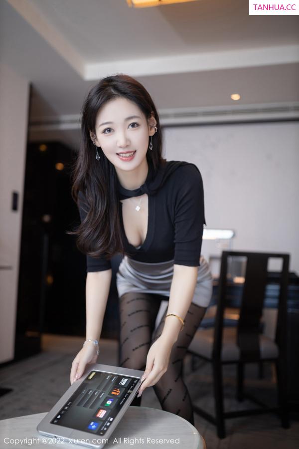 唐安琪  [XiuRen]高清写真图 2022.11.21 No.5887 唐安琪 黑丝短裙第13张图片